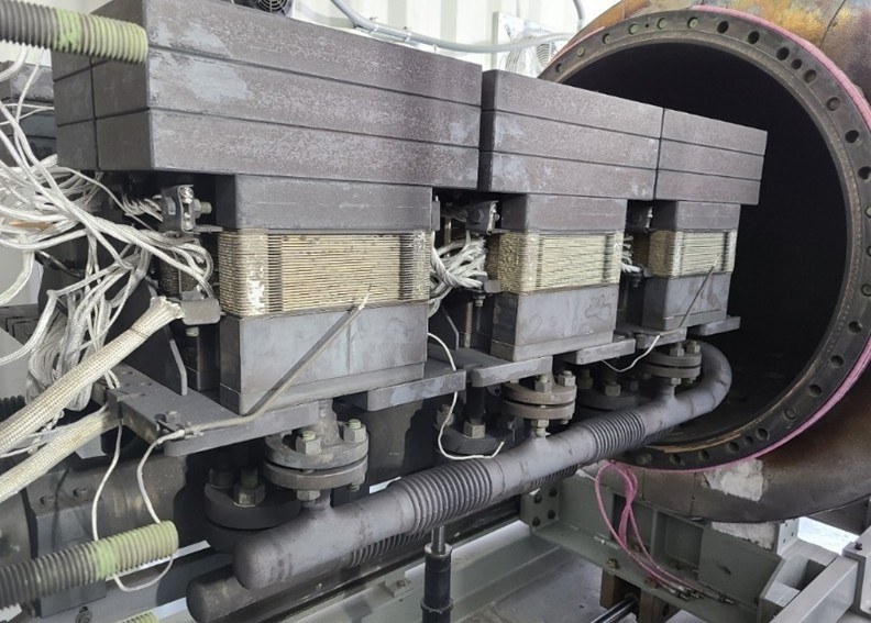 Short SOFC Stacks Installed in Pressure Vessel